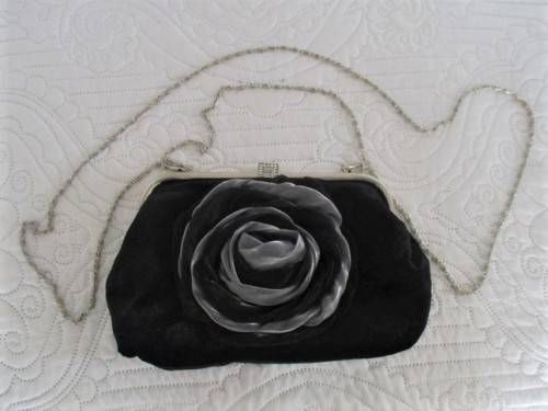 DELICIOUSLY RETRO AND IN GREAT CONDITION - VINTAGE VELVET HANDBAG WITH SHORT AND LONG CHAIN STRAPS