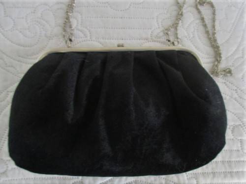 DELICIOUSLY RETRO AND IN GREAT CONDITION - VINTAGE VELVET HANDBAG WITH SHORT AND LONG CHAIN STRAPS