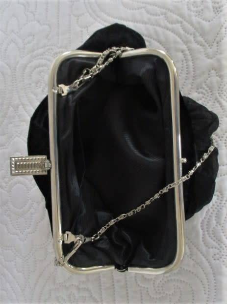 DELICIOUSLY RETRO AND IN GREAT CONDITION - VINTAGE VELVET HANDBAG WITH SHORT AND LONG CHAIN STRAPS