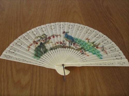 A VINTAGE ORNATE CHINESE FAN - SIGNED
