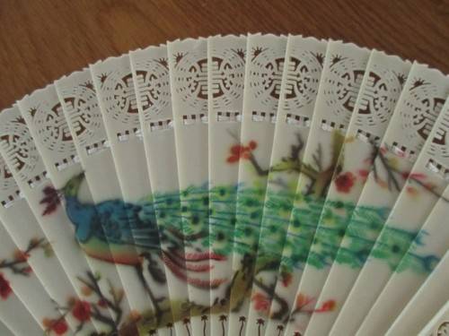 A VINTAGE ORNATE CHINESE FAN - SIGNED