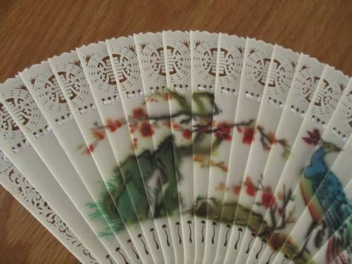 A VINTAGE ORNATE CHINESE FAN - SIGNED