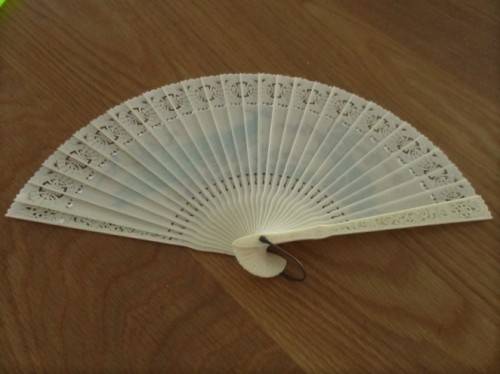 A VINTAGE ORNATE CHINESE FAN - SIGNED