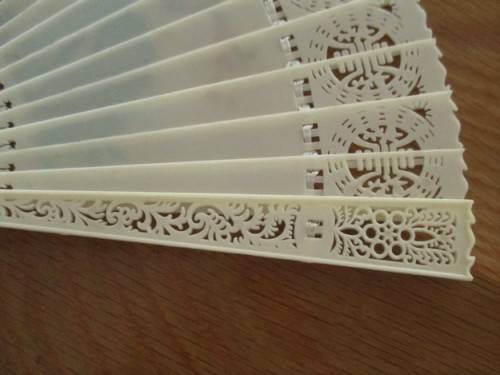 A VINTAGE ORNATE CHINESE FAN - SIGNED