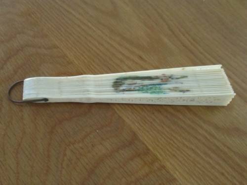 A VINTAGE ORNATE CHINESE FAN - SIGNED