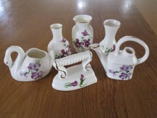 SIX PORCELAIN PRINTER'S TRAY ORNAMENTS WITH PRETTY VIOLETS