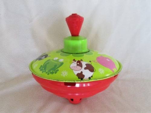 A TINPLATE SPINNING TOP IN GREAT WORKING CONDITION