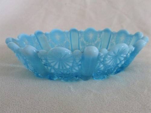 AN EXQUISITE VINTAGE FENTON TURQUOISE ART GLASS BON-BON DISH