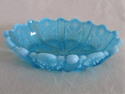 AN EXQUISITE VINTAGE FENTON TURQUOISE ART GLASS BON-BON DISH