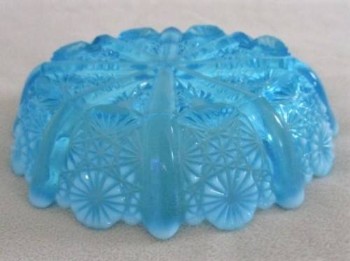 AN EXQUISITE VINTAGE FENTON TURQUOISE ART GLASS BON-BON DISH