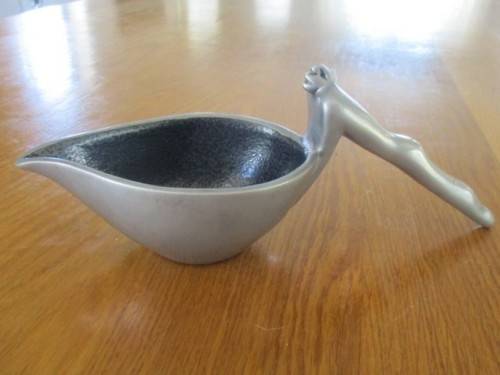 STUNNING AND COLLECTABLE - CARROL BOYES SAUCE POURER/GRAVY BOAT