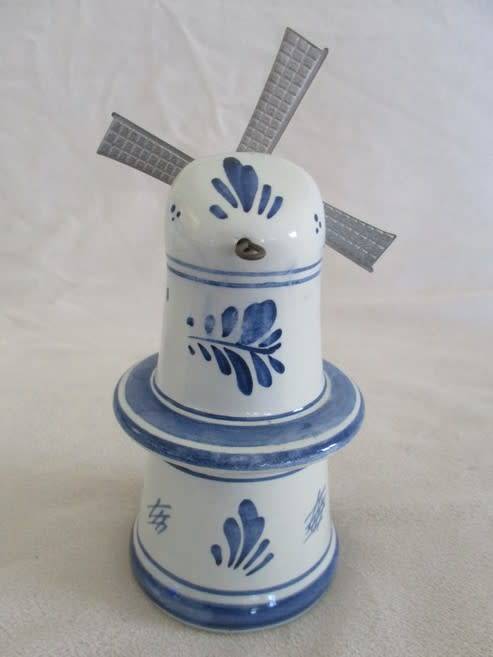 A LARGER SIZE (14CM TALL) VINTAGE HAND PAINTED DELFT WINDMILL WITH TURNING METAL BLADES