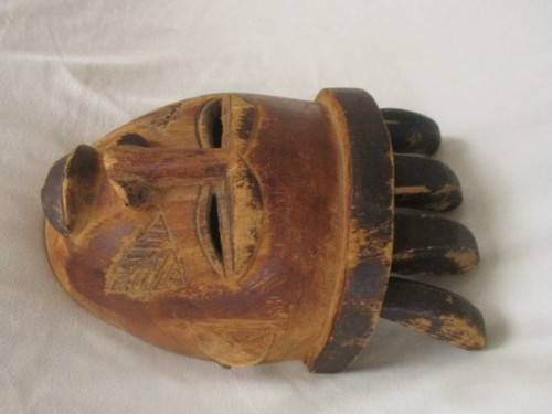 A VINTAGE/ANTIQUE HAND CARVED WOODEN AFRICAN TRIBAL MASK - PUNU?