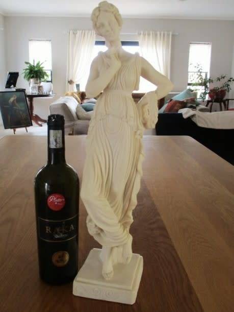 LARGE STATUE OF GRECIAN LADY IN GREAT CONDITION