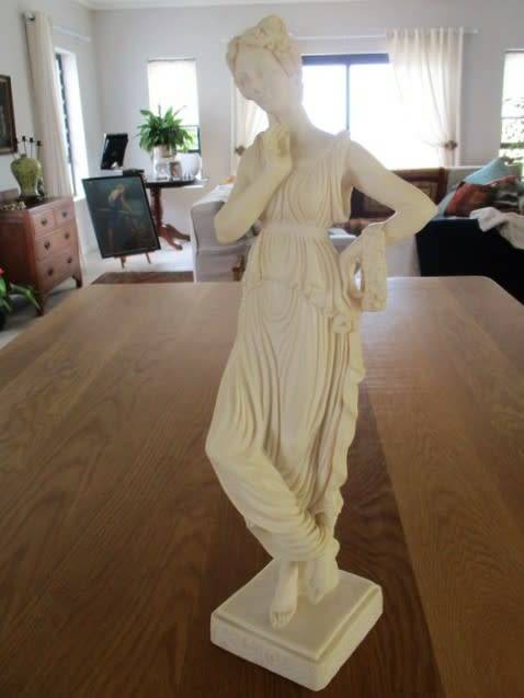 LARGE STATUE OF GRECIAN LADY IN GREAT CONDITION