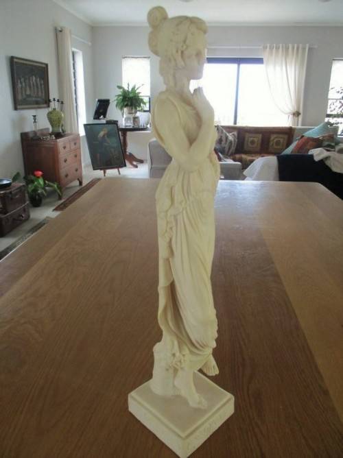 LARGE STATUE OF GRECIAN LADY IN GREAT CONDITION