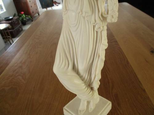 LARGE STATUE OF GRECIAN LADY IN GREAT CONDITION