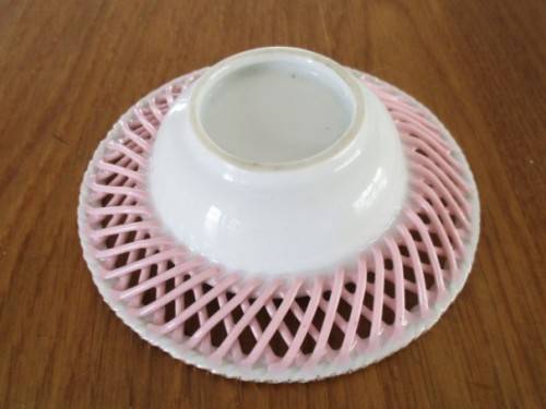 A BEAUTIFUL DELICATE, FEMININE ASHTRAY