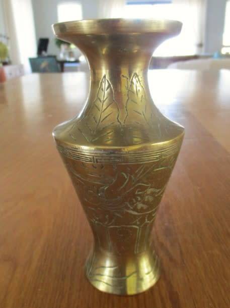 A  VINTAGE SOLID BRASS CHINESE VASE ENGRAVED WITH DRAGON