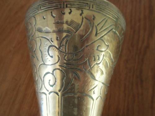 A  VINTAGE SOLID BRASS CHINESE VASE ENGRAVED WITH DRAGON