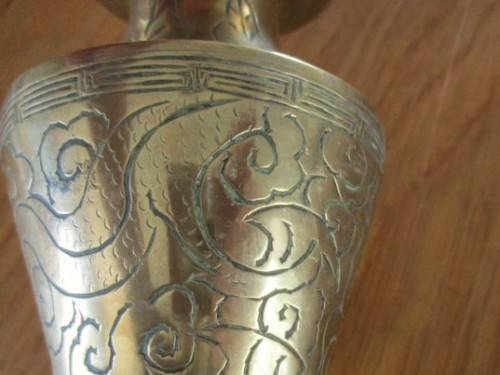A  VINTAGE SOLID BRASS CHINESE VASE ENGRAVED WITH DRAGON