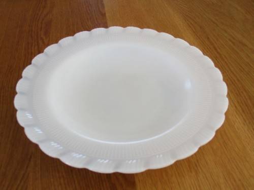 SIX VINTAGE MILK GLASS PLATES