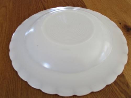 SIX VINTAGE MILK GLASS PLATES