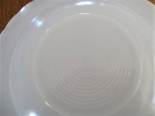 SIX VINTAGE MILK GLASS PLATES
