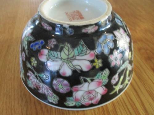 A SET OF FOUR BEAUTIFUL FAMILLE NOIRE CHINESE BOWLS AND TWO SPOONS