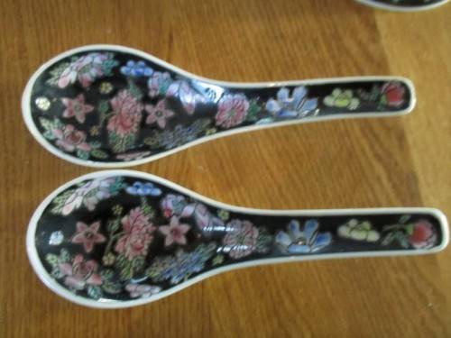 A SET OF FOUR BEAUTIFUL FAMILLE NOIRE CHINESE BOWLS AND TWO SPOONS
