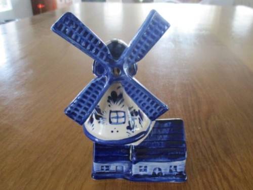 PRETTY BLUE AND WHITE DUTCH WINDMILL WITH ROTATING BLADES
