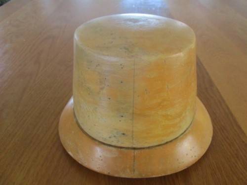 STRAIGHT OUT OF GREAT GATSBY AND THE ROARING TWENTIES!  ANTIQUE MILLINER'S WOODEN HAT MOULD
