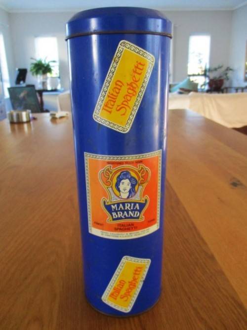 A RATHER RARE VINTAGE 'MARIA BRAND" ITALIAN SPAGHETTI TIN IN GOOD CONDITION - PRE-BAR CODE