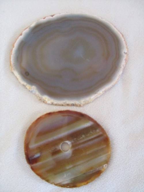 A COLLECTION OF ROUGH GEMSTONE ROCKS, CRYSTALS AND LARGER SIZE TUMBLE STONES