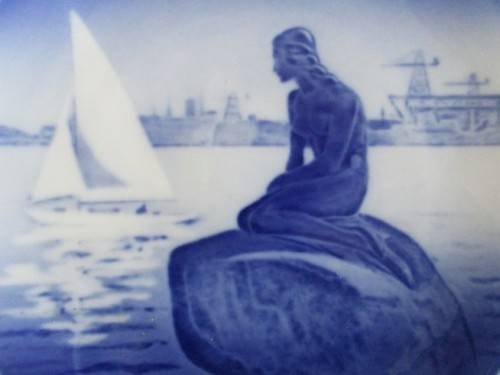 LOVELY LARGE ROYAL COPENHAGEN BLUE AND WHITE PORCELAIN PLATE DEPICTING DENMARK`S LITTLE MERMAID