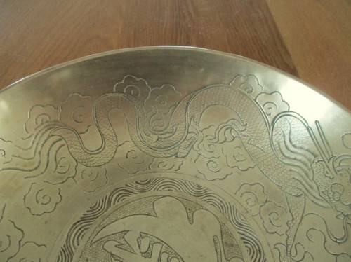 VINTAGE LARGE, HEAVY (1.7Kg) CHINESE BRASS BOWL WITH TWO DRAGONS CHASING A FLAMING PEARL - SIGNED