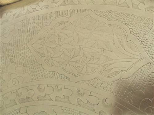 A VERY LARGE, VERY HEAVY ORNATE VINTAGE CHINESE BRASS TRAY ENGRAVED WITH CHILDREN AT PLAY