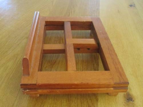 BEAUTIFUL VINTAGE WOODEN ADJUSTABLE AND FOLD-UP RECIPE OR OTHER BOOK STAND