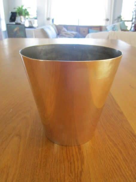 A VERY HEAVY (1.8KGS) SOLID BRASS JARDINIERE - ELEGANT LINES