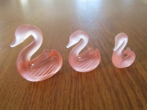 THREE SMALL DUSTY PINK GLASS SWANS - A TOUCH OF CLASS FOR A PRINTER'S TRAY