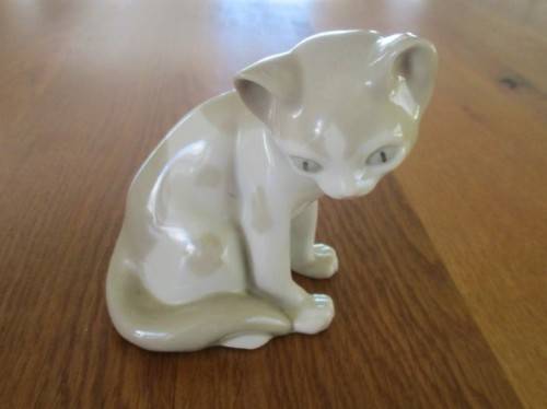 A BEAUTIFUL LLADRO-LIKE CAT - MADE IN SPAIN
