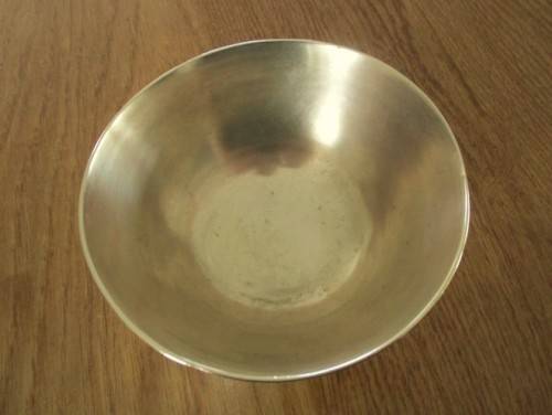 A SMALL VINTAGE CHINESE BRASS BOWL