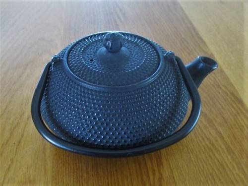 A SPECIAL CAST IRON HOBNAIL DESIGN TEAPOT