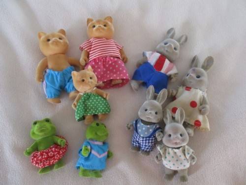 A BATCH OF NINE COLLECTABLE SYLVANIAN FAMILIES IN NEED OF TLC