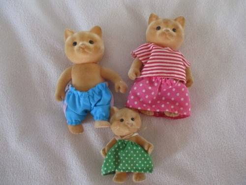 A BATCH OF NINE COLLECTABLE SYLVANIAN FAMILIES IN NEED OF TLC