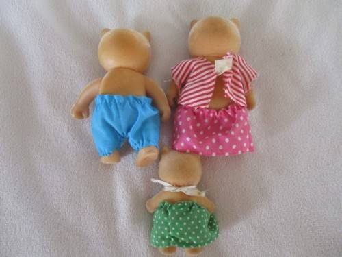 A BATCH OF NINE COLLECTABLE SYLVANIAN FAMILIES IN NEED OF TLC