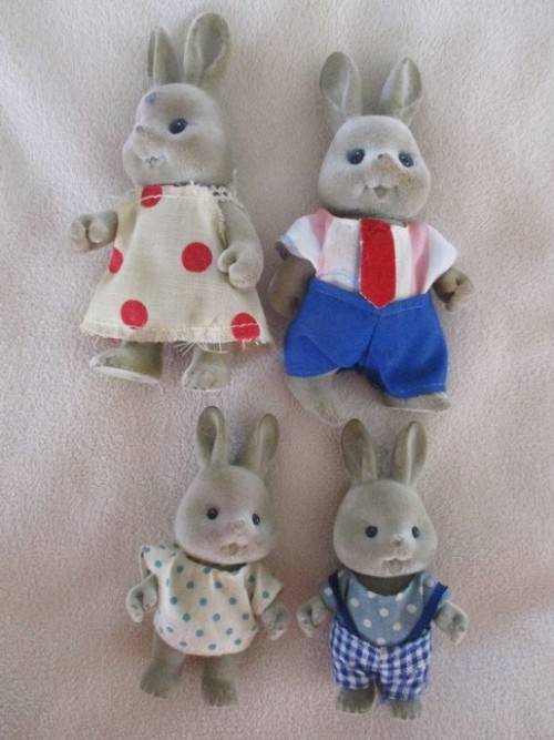 A BATCH OF NINE COLLECTABLE SYLVANIAN FAMILIES IN NEED OF TLC