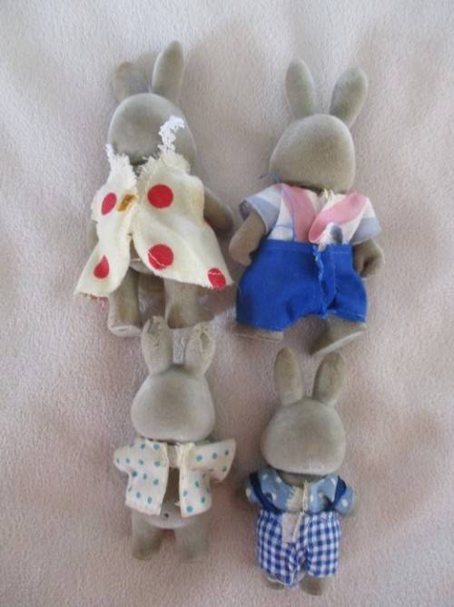 A BATCH OF NINE COLLECTABLE SYLVANIAN FAMILIES IN NEED OF TLC