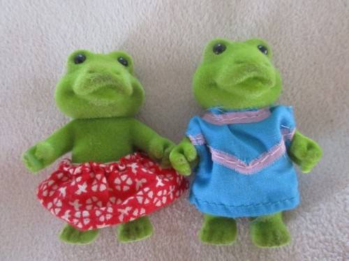 A BATCH OF NINE COLLECTABLE SYLVANIAN FAMILIES IN NEED OF TLC