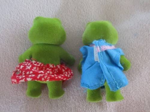 A BATCH OF NINE COLLECTABLE SYLVANIAN FAMILIES IN NEED OF TLC